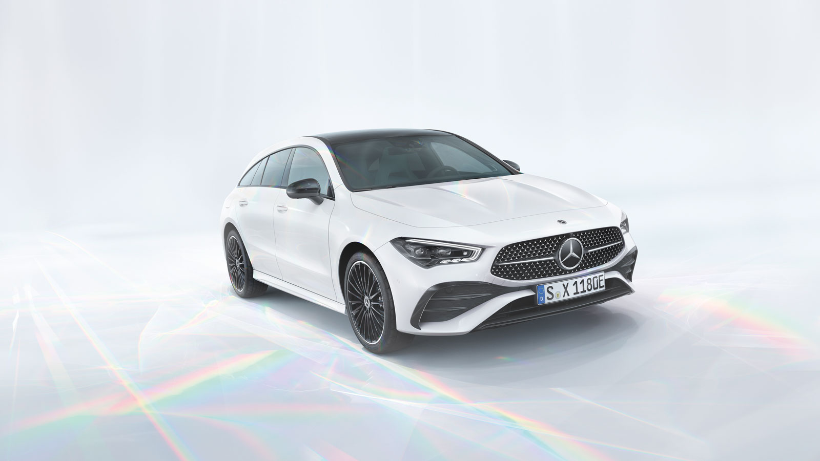 Στην ανανεωμένη Mercedes CLA στάνταρ, για πρώτη φορά, είναι οι προβολείς LED High Performance οι οποίοι μάλιστα έχουν και εκσυγχρονισμένα γραφικά.
