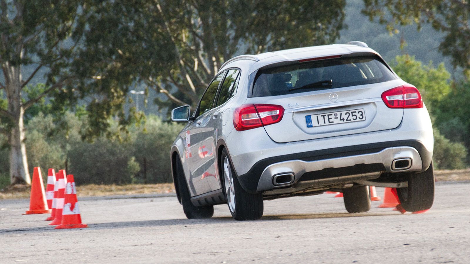 Στα 76 χλμ./ώρα, το crossover μοντέλο της Mercedes ενέπνεε σιγουριά σε όλη την διαδρομή της δοκιμασίας, ωστόσο λόγω ποινής για μεγαλύτερες ζάντες-ελασ