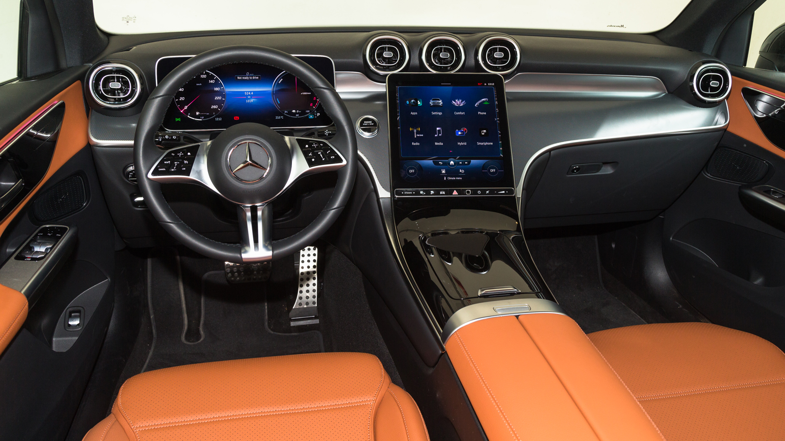 Στην καμπίνα είναι έκδηλη η αίσθηση πολυτέλειας, ενώ ικανοποιεί απόλυτα ο high-tech διάκοσμος, με χαρακτηριστικό στοιχείο την κάθετη, κεντρική και υψη