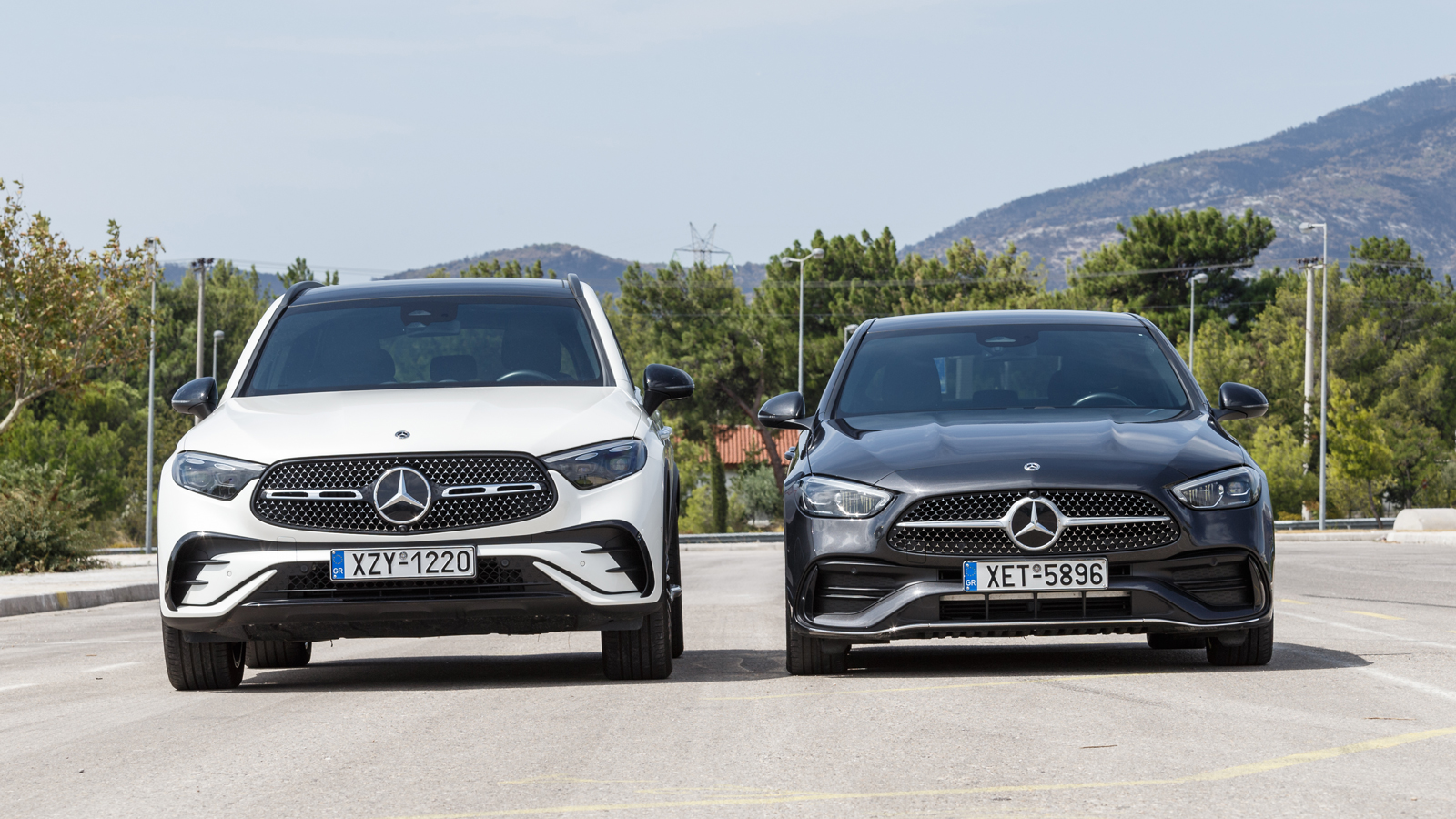 Οι δύο Mercedes βγάζουν μια αρχοντιά στο δρόμο και ένα δυναμισμό. Μάλιστα το καταφέρνουν έχοντας εκλεπτυσμένα στοιχεία και προσεγμένες λεπτομέρειες πο