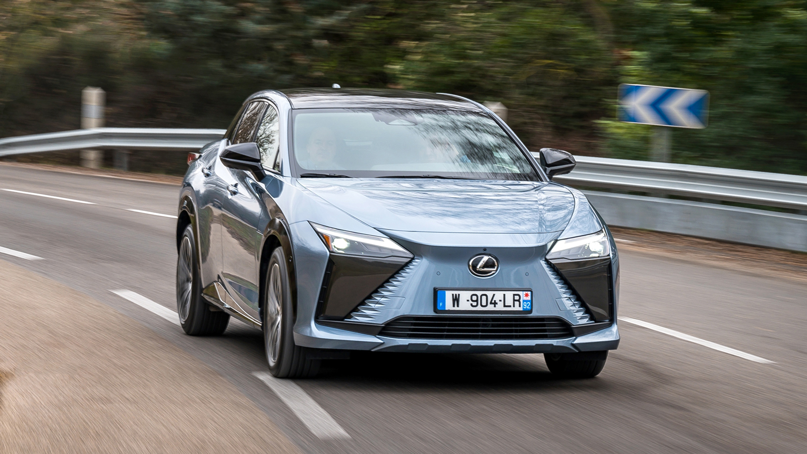 Είτε με το συμβατικό, είτε με το… διαστημικό «One motion Grip Steer-by-Wire» σύστημα διεύθυνσης, ο οδηγός του Lexus RZ 450e έχει στη διάθεσή του