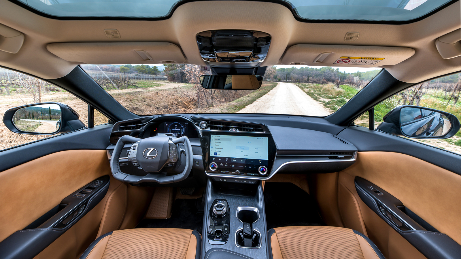 Στην καμπίνα του νέου Lexus RZ450e, τα εξαιρετικής ποιότητας πλαστικά, το απίθανο φινίρισμα, η πολυτέλεια, οι απέριττες γραμμές και η ψηφιακή τεχνολογ