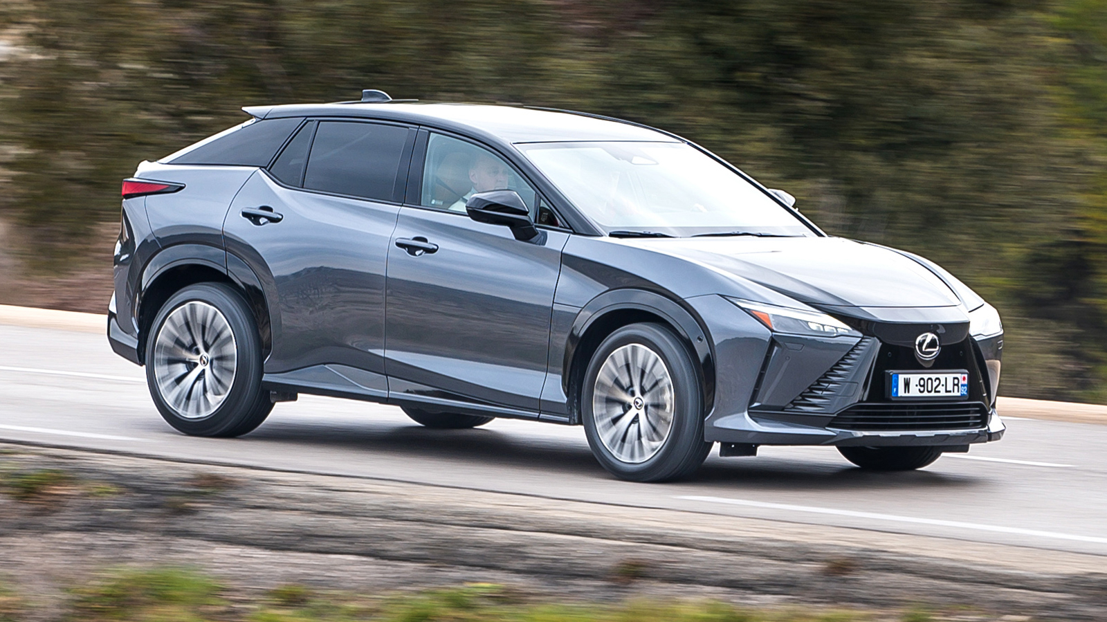 Εκτός από εντυπωσιακή, η σχεδίαση του πρώτου μοντέλου της Lexus, που εξελίχθηκε εξαρχής ως ηλεκτρικό, είναι και αεροδυναμική: Ο συντελεστής οπισθέλκου