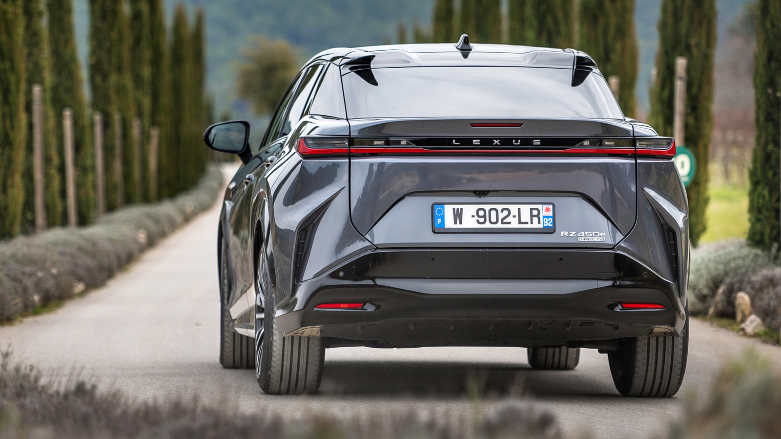 Το πίσω μέρος χαρακτηρίζεται από δύο μικρά αεροδυναμικά πτερύγια στις άκρες του τέλους της οροφής, ενώ τα λεπτά φώτα ενώνονται μέσω μίας LED φωτιζόμεν