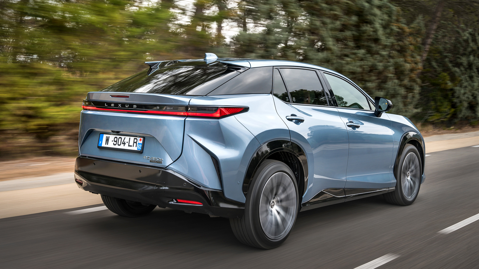 Το Lexus RZ 450e κρύβει το βάρος και το μέγεθός του, με την ηλεκτρονικά ελεγχόμενη μετάδοση να αλλάζει άμεσα τα δεδομένα σε κάθε τροχό ξεχωριστά και ν