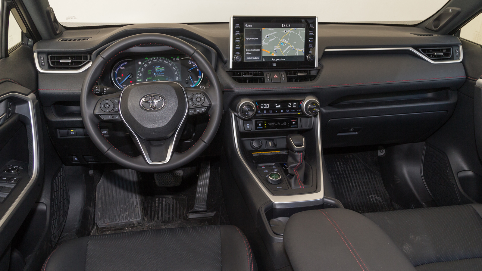 Το μεγαλύτερο μέρος του ταμπλό στο Toyota καλύπτεται από μαλακά και εξαιρετικά σε υφή υλικά, η συναρμογή δεν προβληματίζει και η εργονομία είναι το κά