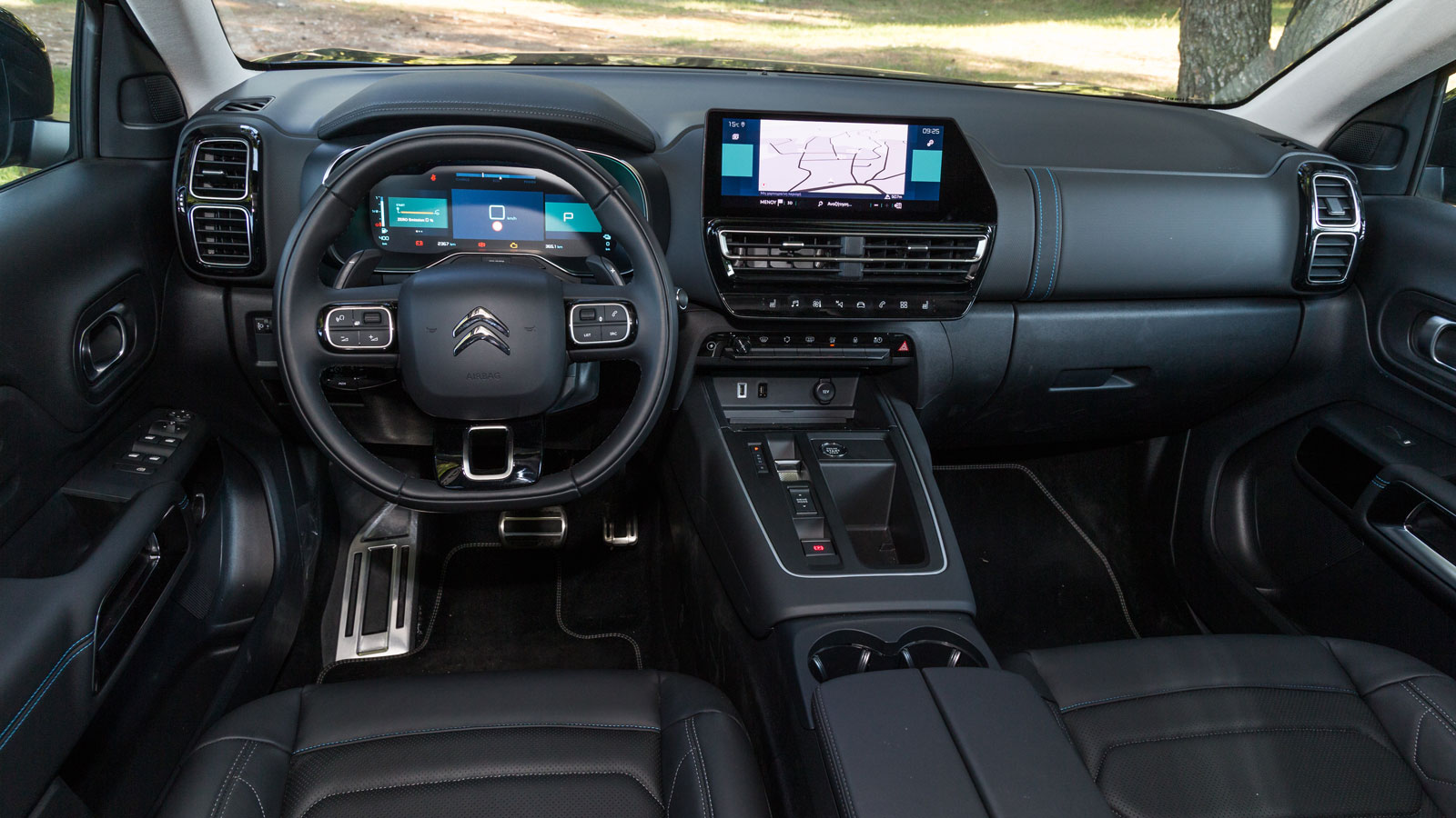 Θα θέλαμε περισσότερα μαλακά μέρη στο εσωτερικό του C5 Aircross, αλλά η γεροδεμένη καμπίνα έχει άλλα ατού (Advanced Comfort καθίσματα, πρακτικές θήκες