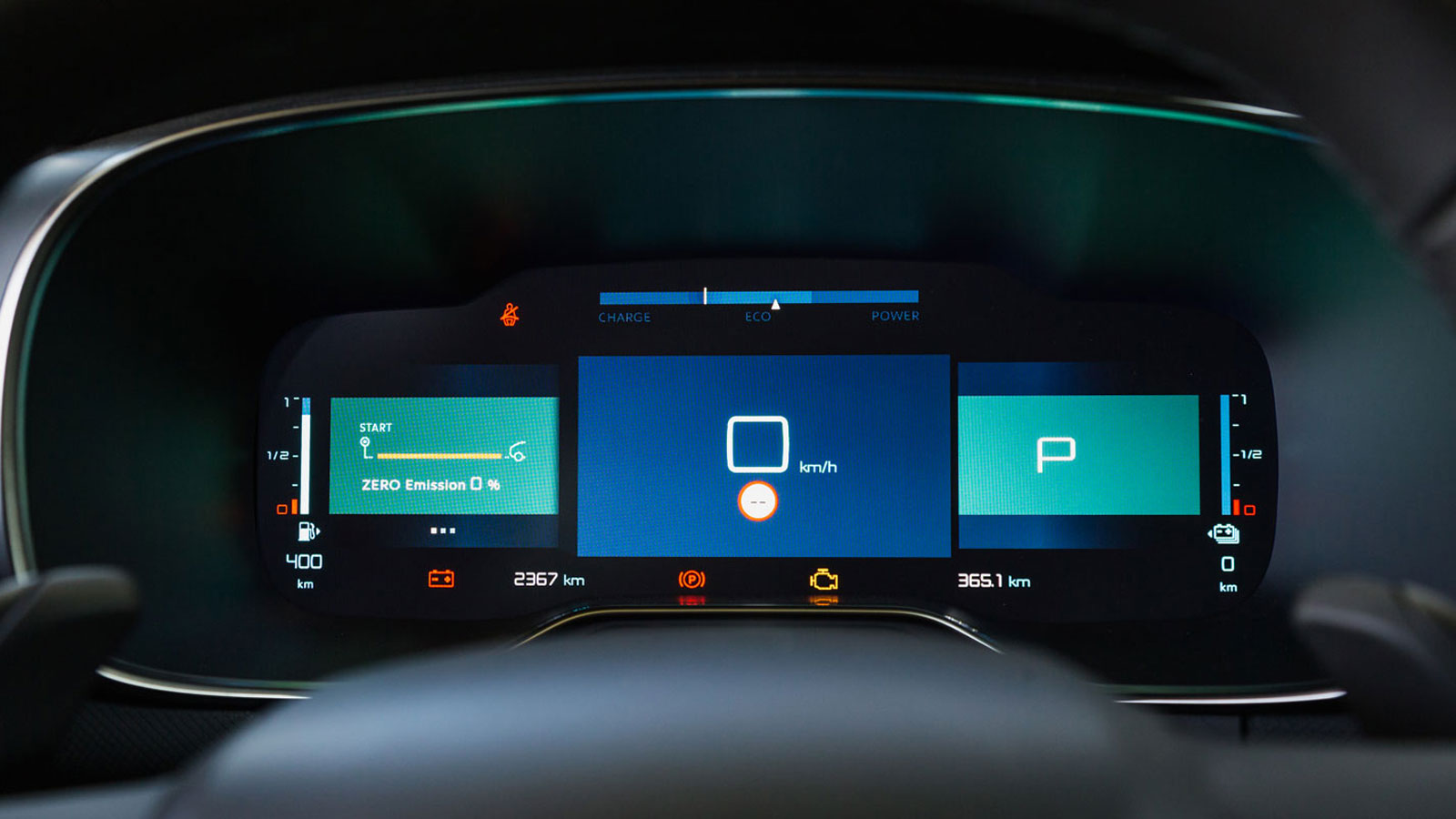 Εντυπωσιακή εικόνα έχει ο ψηφιακός πίνακας οργάνων του Citroen, όπου προβάλλονται οι πληροφορίες για την ροή ενέργειας, τη φόρτισης της μπαταρίας, την