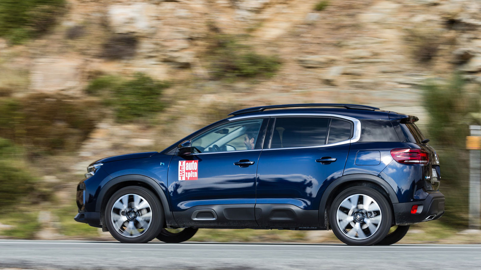 Η ηλεκτρική ενέργεια αποθηκεύεται σε μια σχετικά μικρή μπαταρία ιόντων λιθίου με χωρητικότητα 13,2 kWh, η οποία φορτίζει σε Wallbox 7,4 kW σε λιγότερε