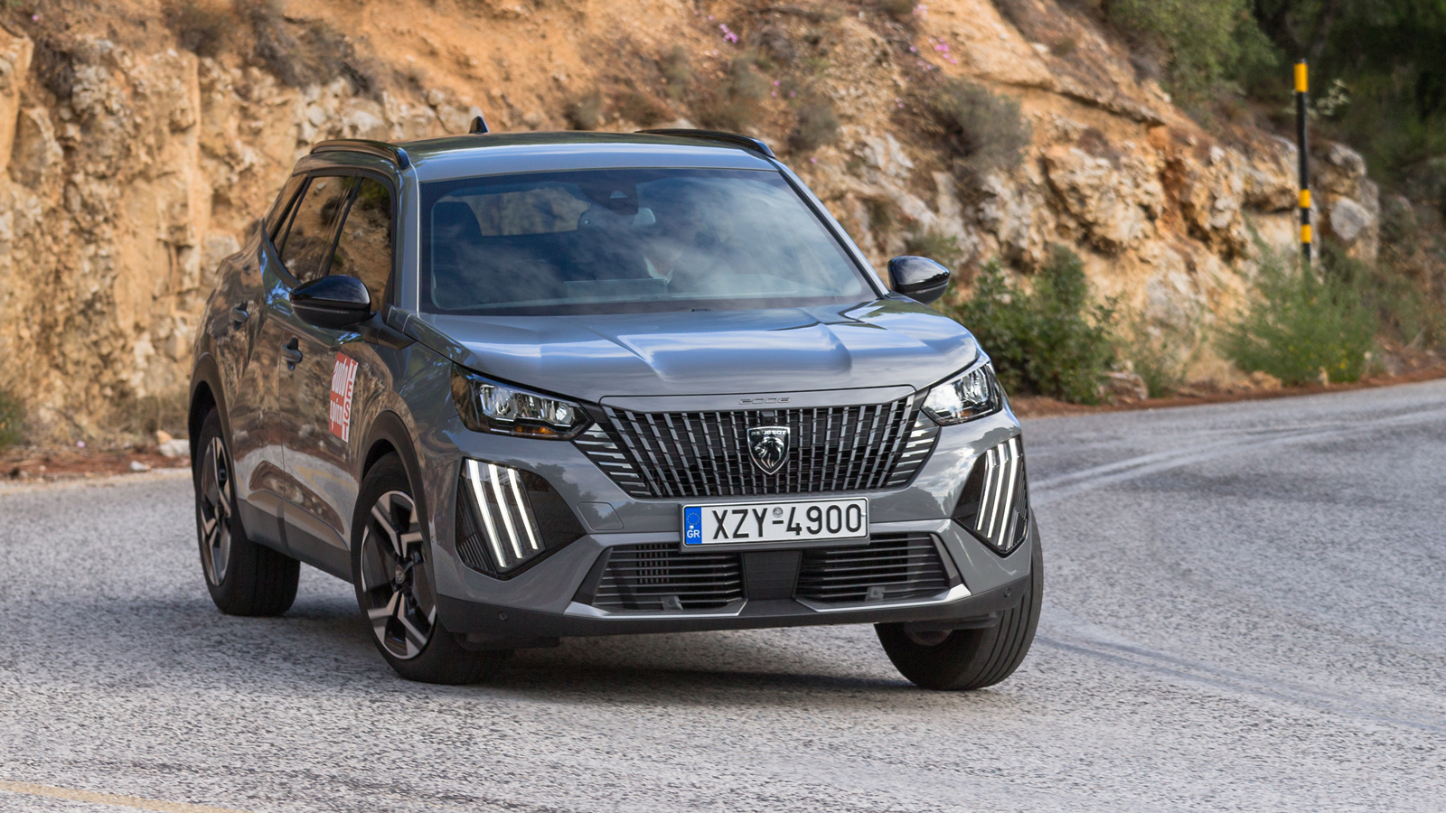 Το Peugeot 2008 επιδεικνύει ένα ισορροπημένο προφίλ και καταφέρνει να έχει σε πρώτο πλάνο τόσο την αποτελεσματικότητα στο στρίψιμο, όσο και την ποιότη