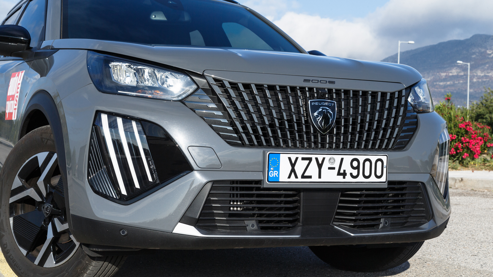 Το γκολ του ανανεωμένου Peugeot 2008 μπαίνει από τα αποδυτήρια, χάρη στο πιο «μουράτο» μπροστινό μέρος. Οι διαστάσεις έχουν μείνει ως είχαν, όπως και 