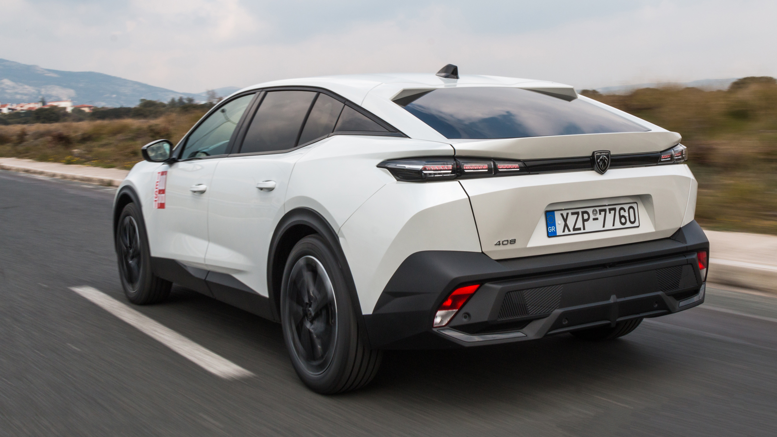 Ποντάροντας σε ένα μοντέλο με στοιχεία από διαφορετικές κατηγορίες, όπως το 408, η Peugeot δεν θέλει απλά να σπάσει το κατεστημένο των SUV , αλλά να μ