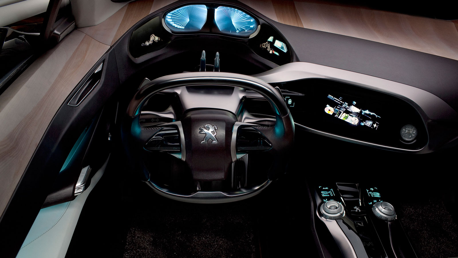 Στο πρωτότυπο Peugeot SR1 είδαμε για πρώτη φορά το i-Cockpit εσωτερικό της γαλλικής μάρκας (Σαλόνι Αυτοκινήτου Γενεύης, 2010).