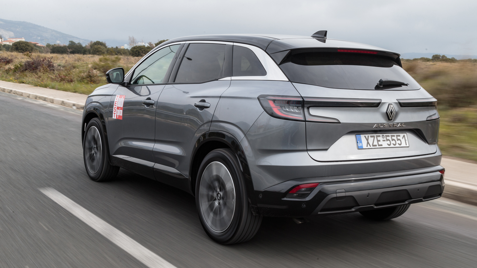  Όμορφο και το πίσω μέρος του Renault Austral με τα φώτα πάλι σε σχήμα C, αλλά με το πάνω τμήμα να επεκτείνεται και να δημιουργεί μια φωτιζόμενη φάσα 