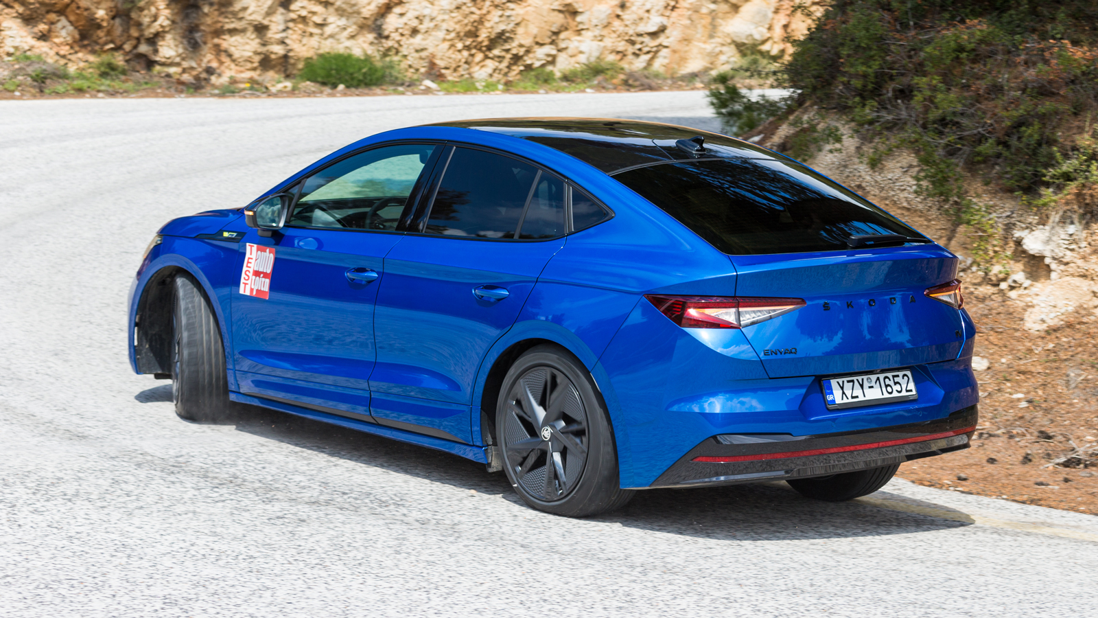 Η οροφή που παίρνει κλίση για να συγχωνευτεί με την πίσω πόρτα και το αιχμηρό της άκρο προσδίδει περισσότερο δυναμισμό και κάνει το Enyaq Coupe ξεχωρι