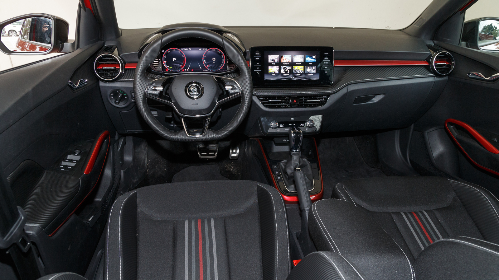 Στη γεροδεμένη και ευρύχωρη καμπίνα τη διαφορά κάνουν τα σπορ καθίσματα, οι κόκκινες λεπτομέρειες, οι άσπρες ραφές, ο λεβιές του στάνταρ αυτόματου κιβ