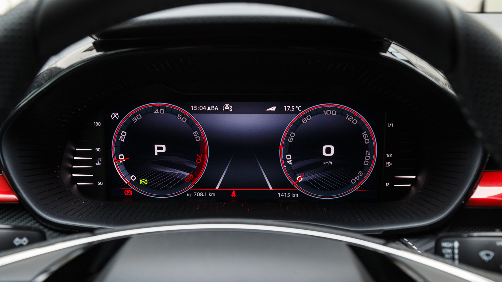 Ο LED εσωτερικός φωτισμός είναι στάνταρ, όπως και ο ψηφιακός πίνακας οργάνων.