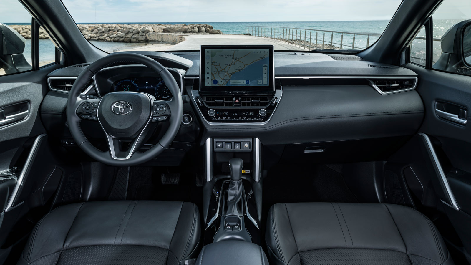 Χωρίς σχεδιαστικές και ποιοτικές εξάρσεις, αλλά με έμφαση στην εργονομία και στην πρακτικότητα δείχνει το εσωτερικό της Corolla Cross. Τα σκληρά πλαστ