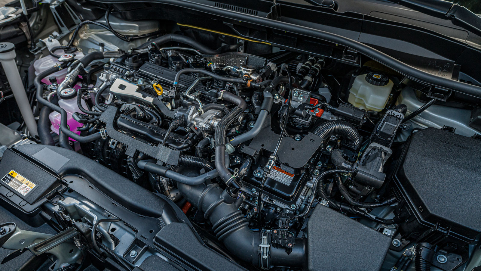 Η Corolla Cross προσφέρεται αποκλειστικά ως full υβριδική λανσάροντας μάλιστα το 5ης γενιάς υβριδικό σύστημα της Toyota. Αποδίδει 197 άλογα και η μέση