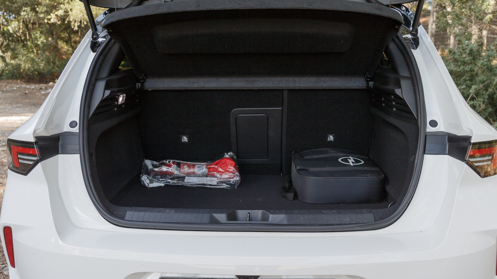 Αρκετές θέσεις μια μικροαντικείμενα, αλλά μέτριος χώρος για τους πίσω επιβάτες και τις αποσκευές. Το πορτ μπαγκάζ έχει «πέσει» στα 352 λτ. λόγω μπαταρ