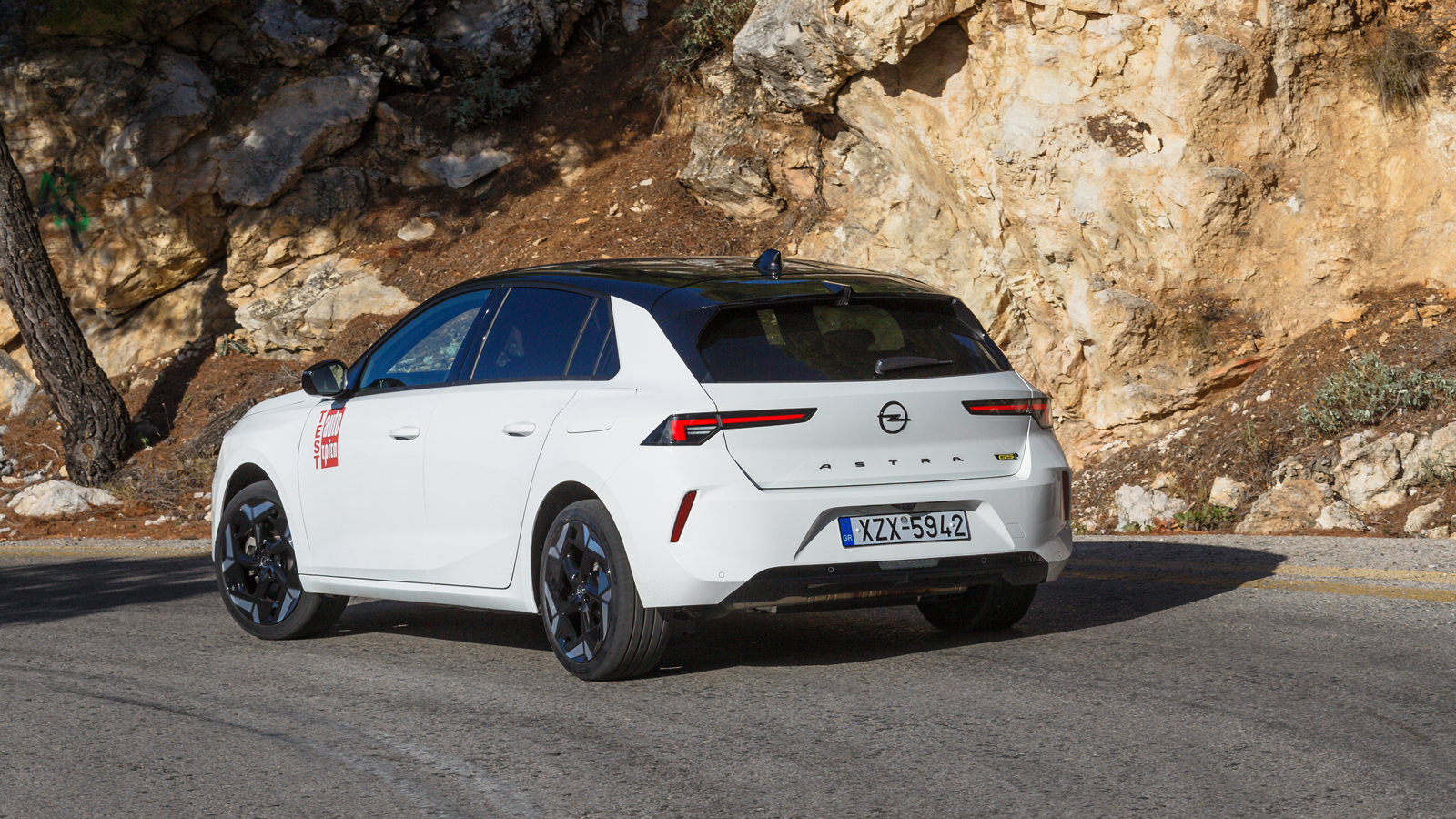 Η Opel έδωσε στο Astra GSe την ισορροπία που χρειάζεται ένα τέτοιο όχημα μεταξύ πρόσφυσης και άνεσης. Xάρη στα αυτορυθμιζόμενα αμορτισέρ Koni με τεχνο