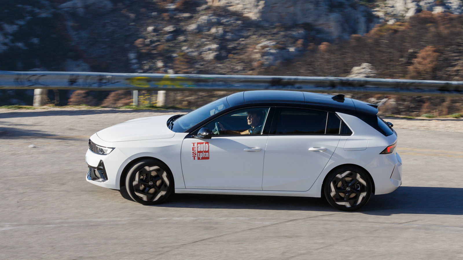 Στην υβριδική λειτουργία, όπου οι δυο κινητήρες δουλεύουν ταυτόχρονα, το Astra είναι γραμμικό κι εντυπωσιακό από στάση, εναλλάσσεται μεταξύ των δυο φύ