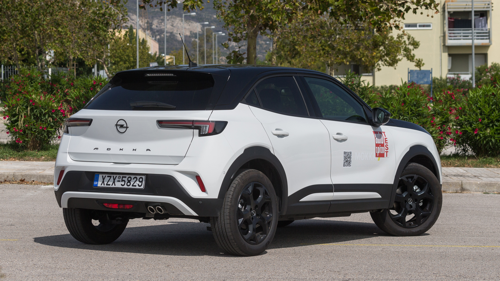 Αρέσει η σχεδίαση του Mokka. Ξεχωρίζει η Opel Vizor λεπτή μαύρη μάσκα που ενσωματώνει τα φώτα, στοιχείο που ταιριάζει με το δυναμικά χαρακτηριστικά το