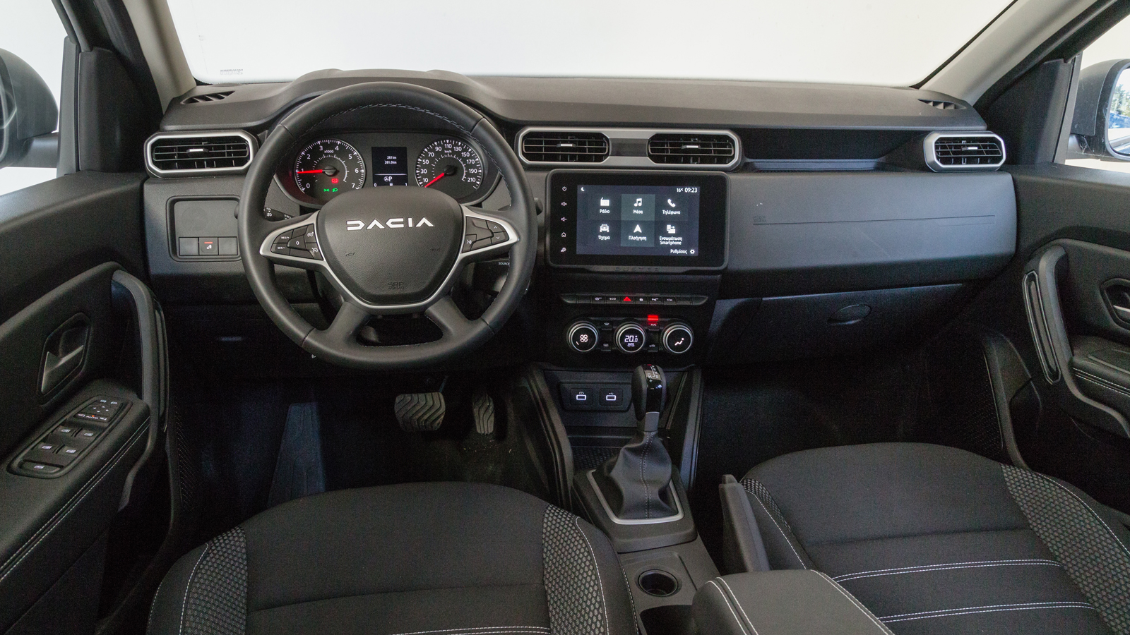 Η καμπίνα του Dacia Duster δεν εστιάζει στη δημιουργία εντυπώσεων, αλλά στην παροχή πρακτικών λύσεων.