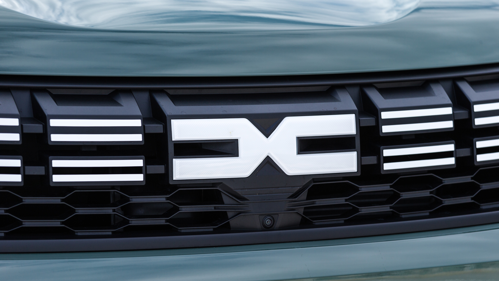 Το νέο σήμα «Dacia Link» παρουσιάζει το δέσιμο (link = σύνδεσμος) μεταξύ των γραμμάτων «D» και «C» στο λογότυπο , όπως συνδέονται οι κρίκοι μίας αλυσί