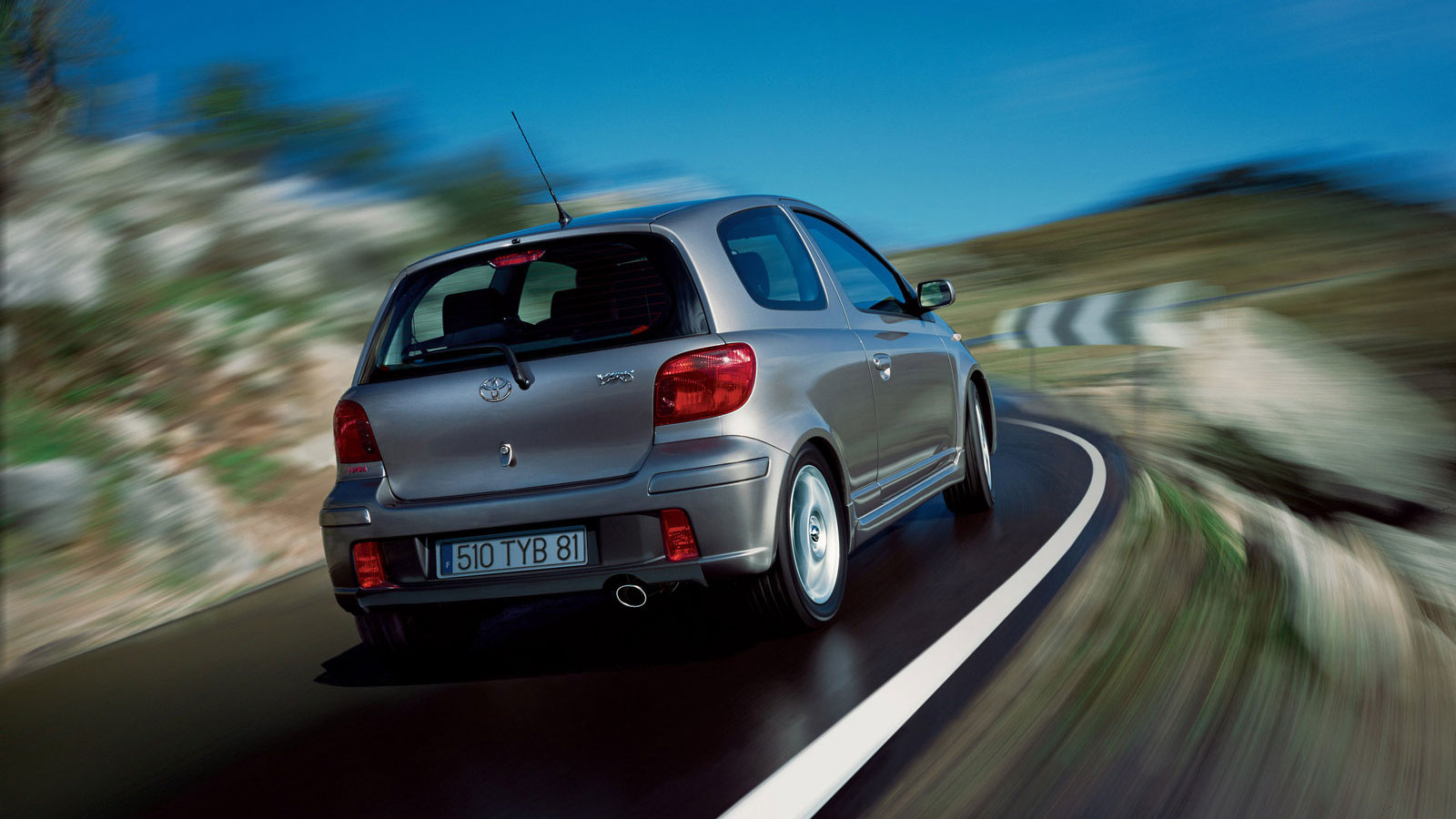 Το Toyota Yaris τερμάτισε στην 6η θέση της γενικής κατάταξης των πωλήσεων πριν 17 χρόνια. Σημειωτέον πως, οι απόγονοί του κατέχουν την κορυφή των πωλή
