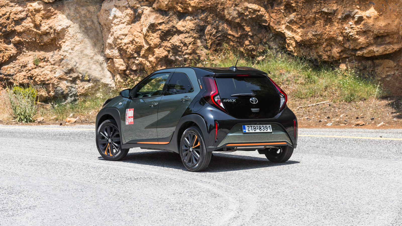 To Toyota Aygo Χ έχει «πάτημα» που θυμίζει καλό μοντέλο από την αμέσως μεγαλύτερη κατηγορία και παρά το αυξημένος ύψος δε γέρνει σε βαθμό που θα επηρε