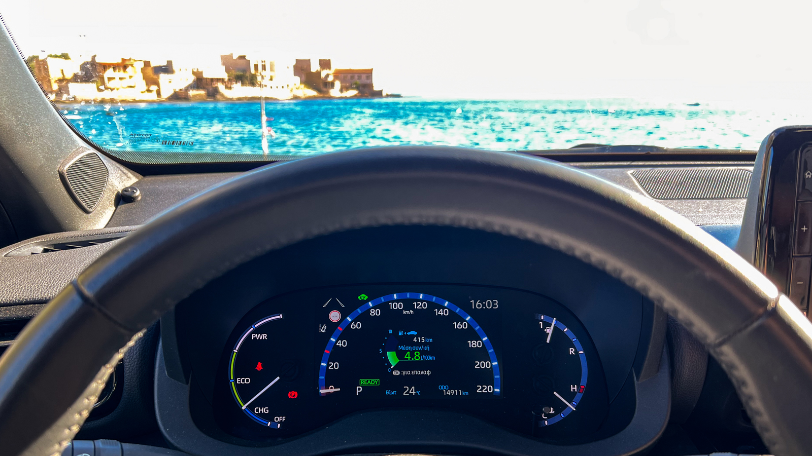 To Toyota Yaris Cross Hybrid πετυχαίνει χαμηλή κατανάλωση χάρη στο υβριδικό σύνολο, που συνδυάζει ένα 1.500άρη 3κύλινδρο θερμικό κινητήρα με ένα ηλεκτ