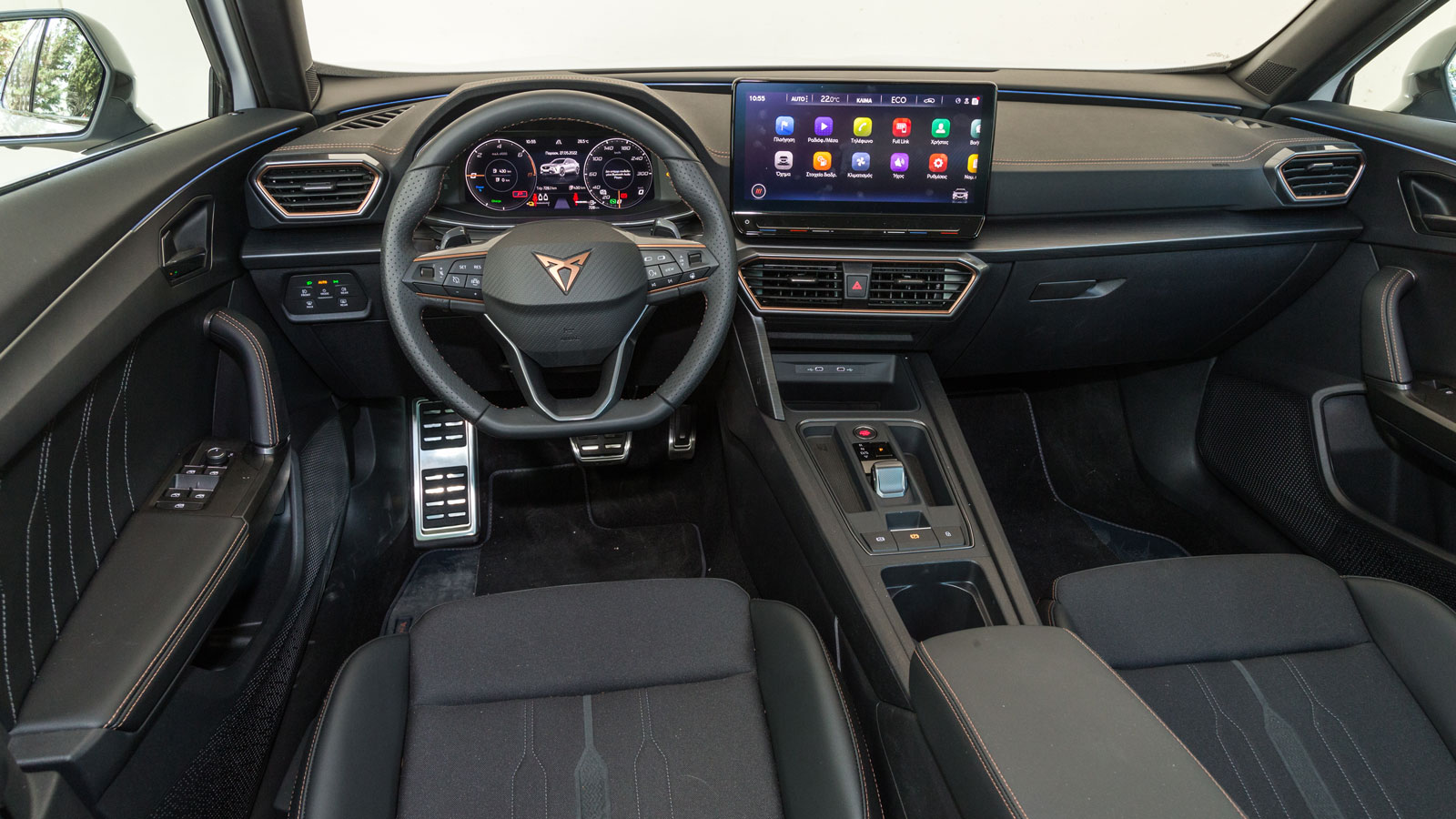 Την σπορ προσέγγιση τονίζει τόσο η παρουσία του start button στο τιμόνι, όσο και τα μονοκόμματα μπάκετ καθίσματα, με το σήμα της CUPRA, την εξαιρετική