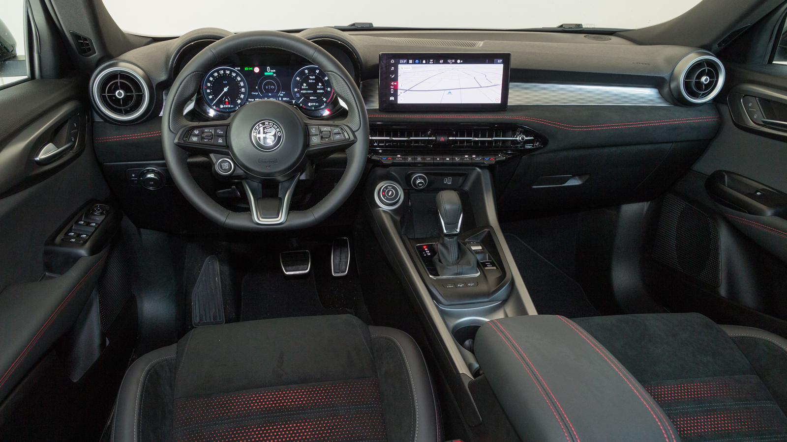 Την ξεχωριστή ατμόσφαιρα στο εσωτερικό της Tonale συμπληρώνουν στοιχεία, όπως ο ατμοσφαιρικός φωτισμός LED, τα παραδοσιακού τύπου πλήκτρα, αλλά και ο 