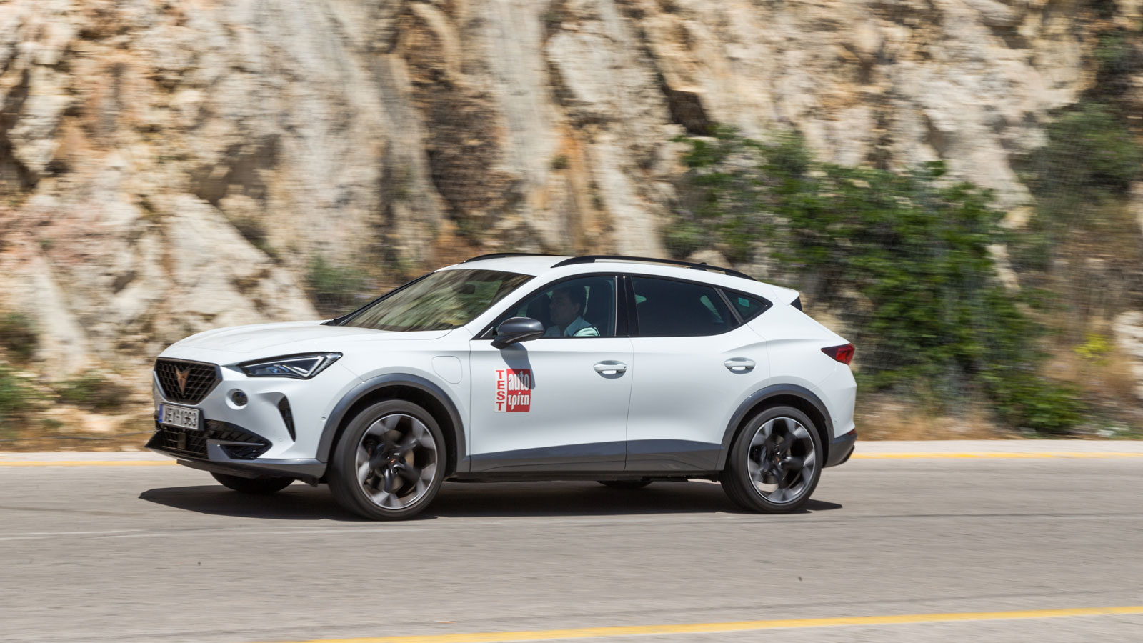 Θεαματικές είναι οι ενδιάμεσες επιδόσεις του CUPRA, μέτρια για PHEV μοντέλο η αυτονομία (40-45 χλμ.).