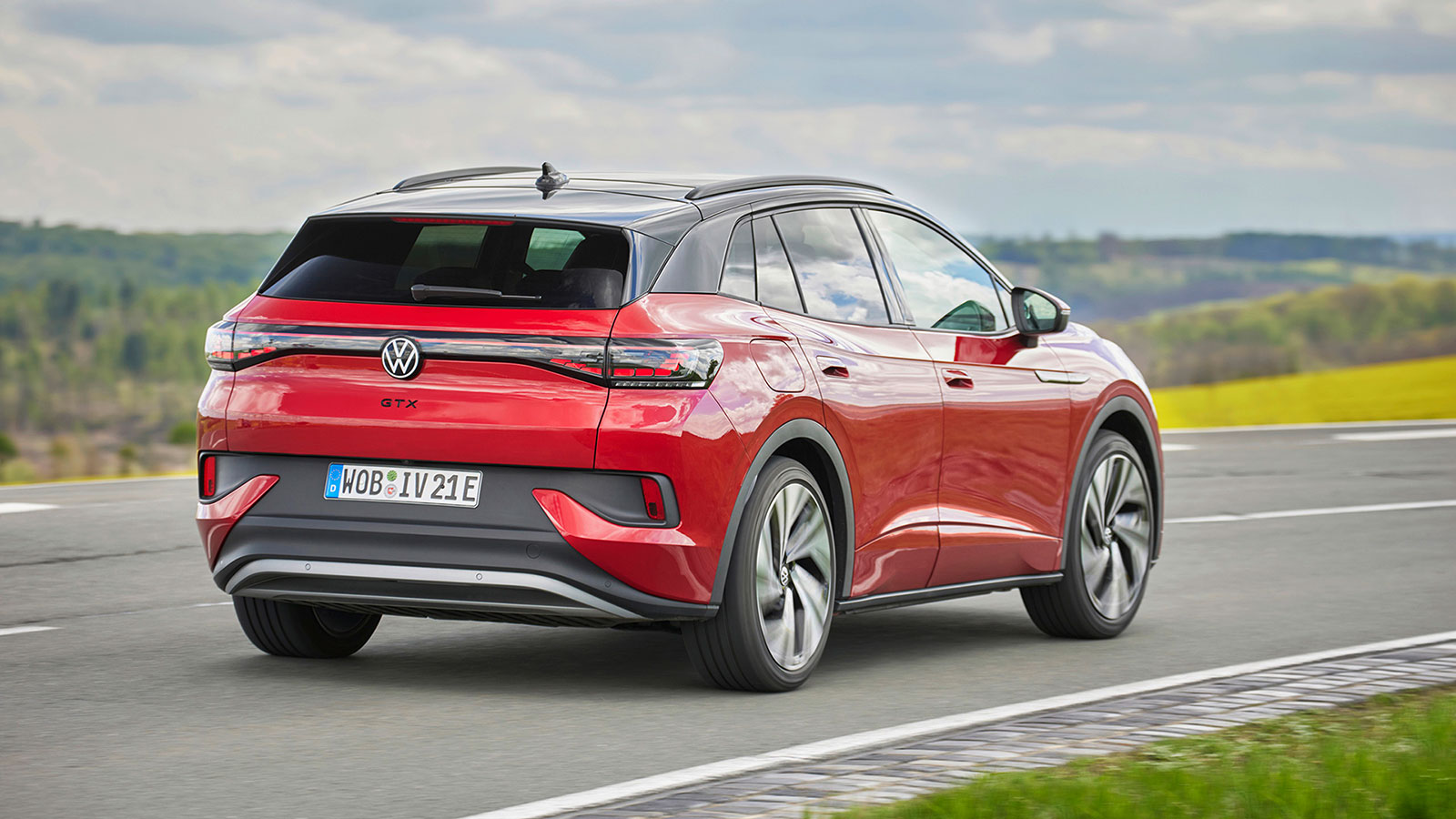 Gια τους λάτρεις των σπορ μοντέλων υπάρχει η έκδοση επιδόσεων ID.4 GTX, η οποία εξοπλίζεται και με δεύτερο ηλεκτροκινητήρα στον μπροστινό άξονα, πράγμ