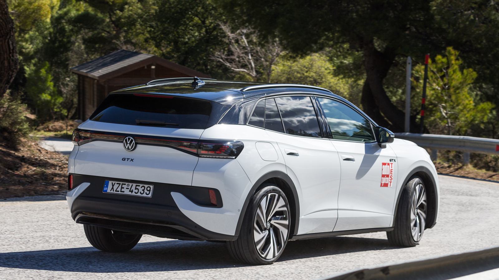 Εξωτερικά, τη διαφορά κάνουν τα σκουρόχρωμα «GTX» στις δυο μπροστινές πόρτες και σε αυτή του χώρου αποσκευών. Oι πιο παρατηρητικοί θα ξεχωρίσουν και τ