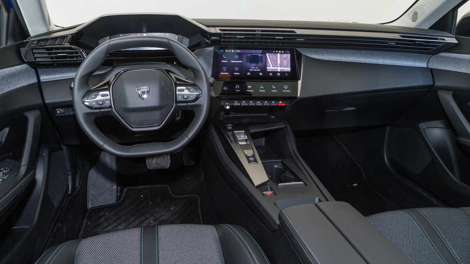 Στο i-Cockpit λογικής εσωτερικό του Peugeot 308 θα σταθούμε περισσότερο στην κορυφαία ποιότητα κατασκευής, με μαλακά υλικά ακόμη και στα πιο κρυφά σημ