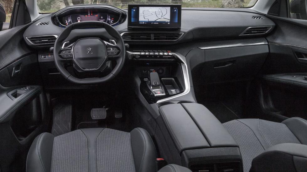 Στο i-Cockpit λογικής ποιοτικό εσωτερικό του Peugeot δεσπόζουν οι δύο μεγάλες ψηφιακές οθόνες, το τετραγωνισμένης αισθητικής τιμόνι και οι διακόπτες τ