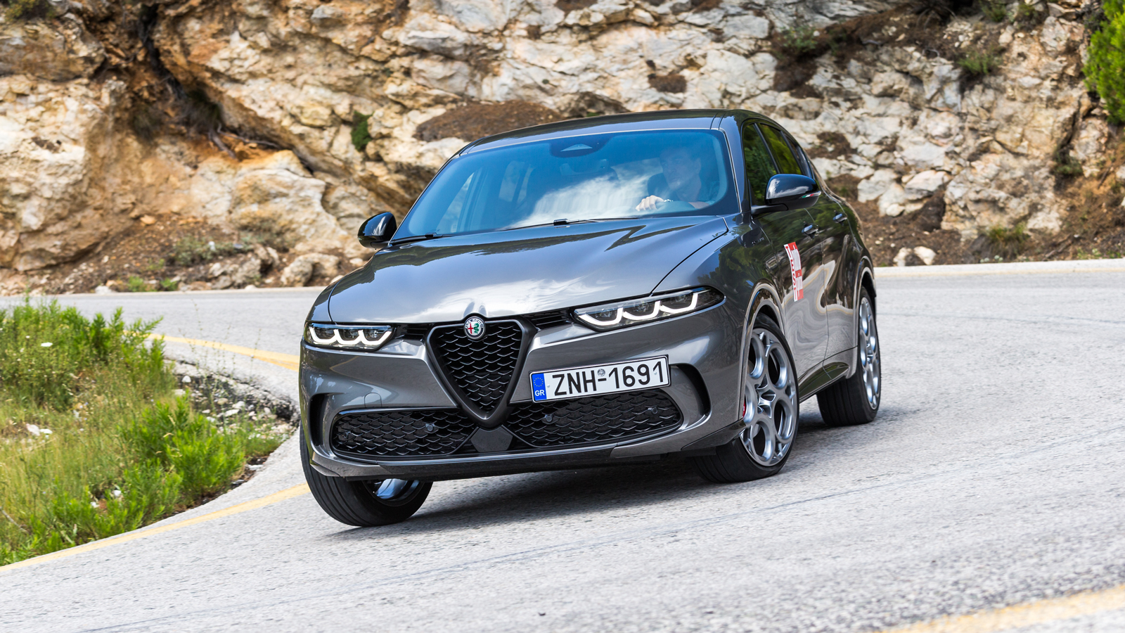 Δια χειρός του Έλληνα Αλέξανδρου Λιώκη, η Alfa Romeo Tonale έχει σε περίοπτη θέση τη χαρακτηριστική τριγωνική μάσκα «Τrilobo» και τη «Scudetto» σύνθεσ