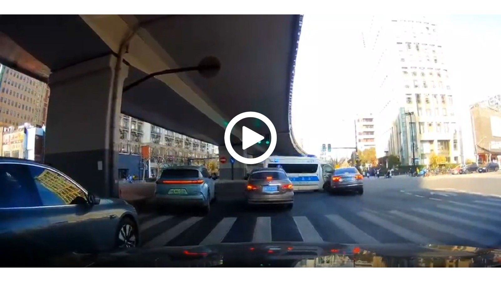 VIDEO: Δεν έδωσε σημασία ούτε σε ασθενοφόρο...
