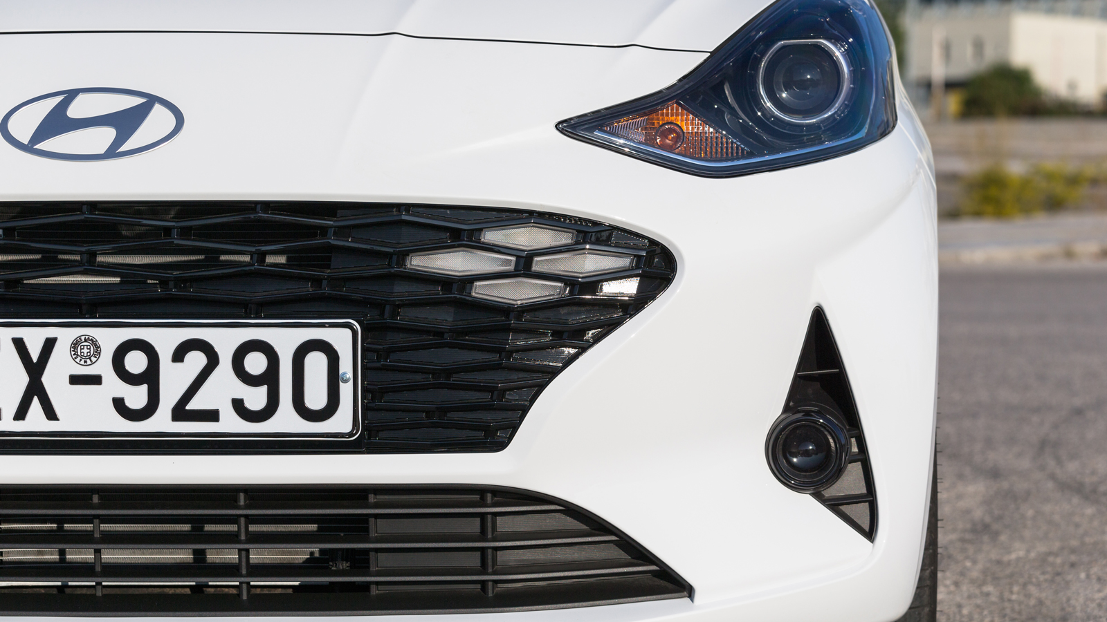 Το ανανεωμένο Hyundai i10 ξεχωρίζει κυρίως από τα κυψελοειδή φώτα ημέρας LED (DLR), που είναι ενσωματωμένα στη νέα σπορτίφ και φαρδιά μπροστινή μάσκα,