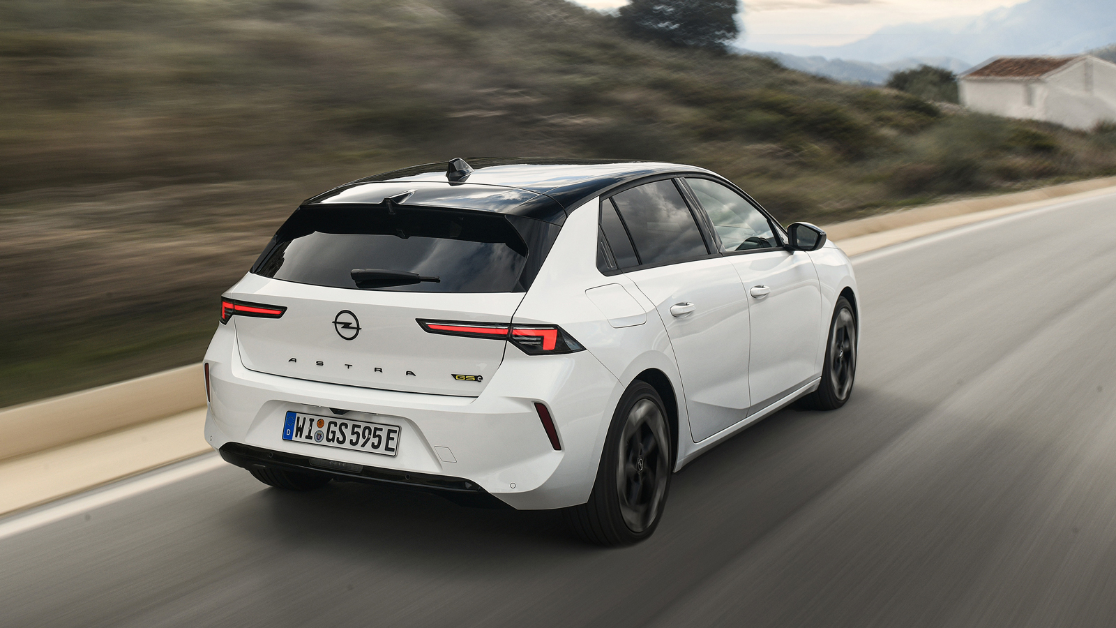Η Opel έδωσε στο Astra GSe την ισορροπία που χρειάζεται ένα τέτοιο όχημα μεταξύ πρόσφυσης και άνεσης. Xάρη στα αυτορυθμιζόμενα αμορτισέρ Koni με τεχνο