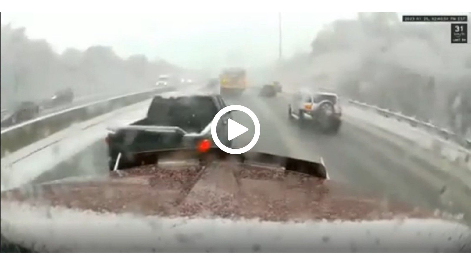 VIDEO: Μπήκε μπροστά από νταλίκα και φρέναρε στη χιονοθύελλα