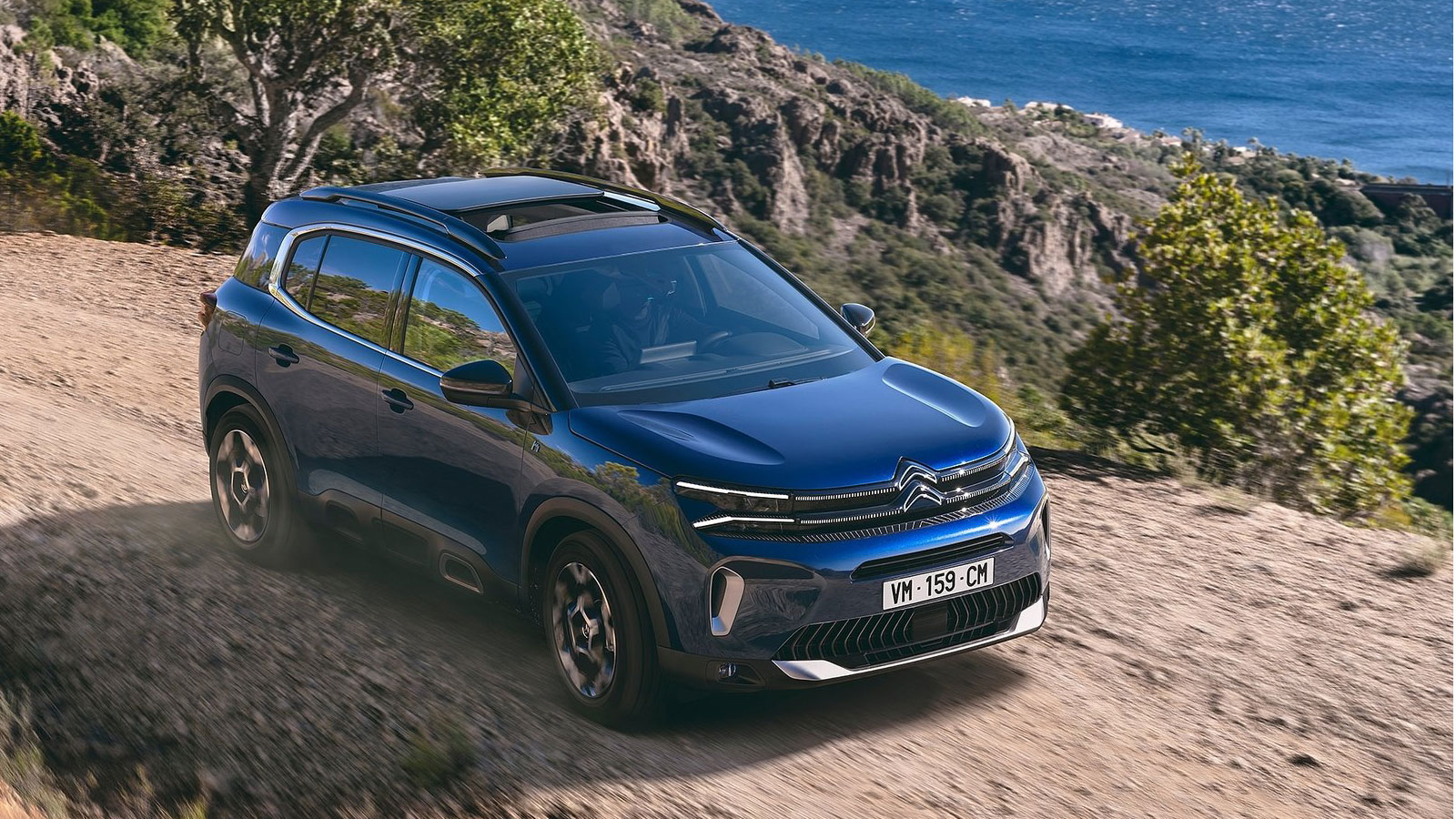 Το C5 Aircross αρέσκεται σε μια πιο χαλαρή οδήγηση γενικότερα, εξ¶ ου και το ελαφρύ τιμόνι με τις 3 στροφές από άκρη σε άκρη που δίνει σωστή πληροφόρη