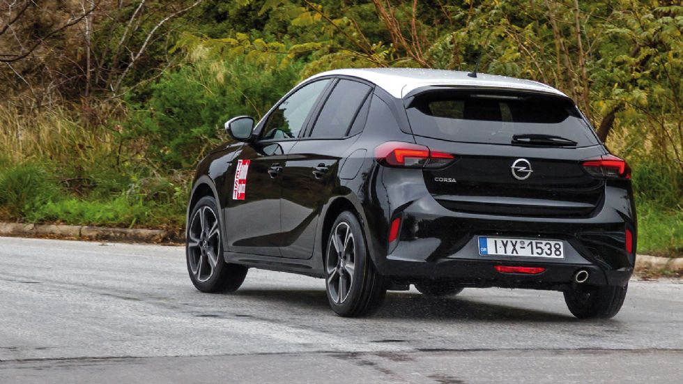 Στο Corsa, η ανάρτηση χωρίς να είναι μαλακή, φιλτράρει αποτελεσματικά τις ανωμαλίες του δρόμου και μόνο σε συνεχείς διαταράξεις θα αφήσει ταλαντώσεις 
