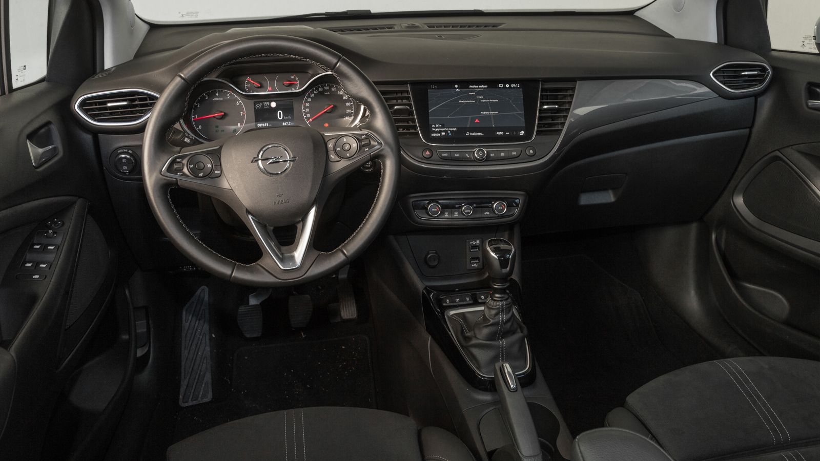 Λιτή σχεδιαστικά είναι η καμπίνα του SUV της Opel, με την κατασκευή να «παντρεύει» σκληρά και μαλακά στην αφή υλικά.