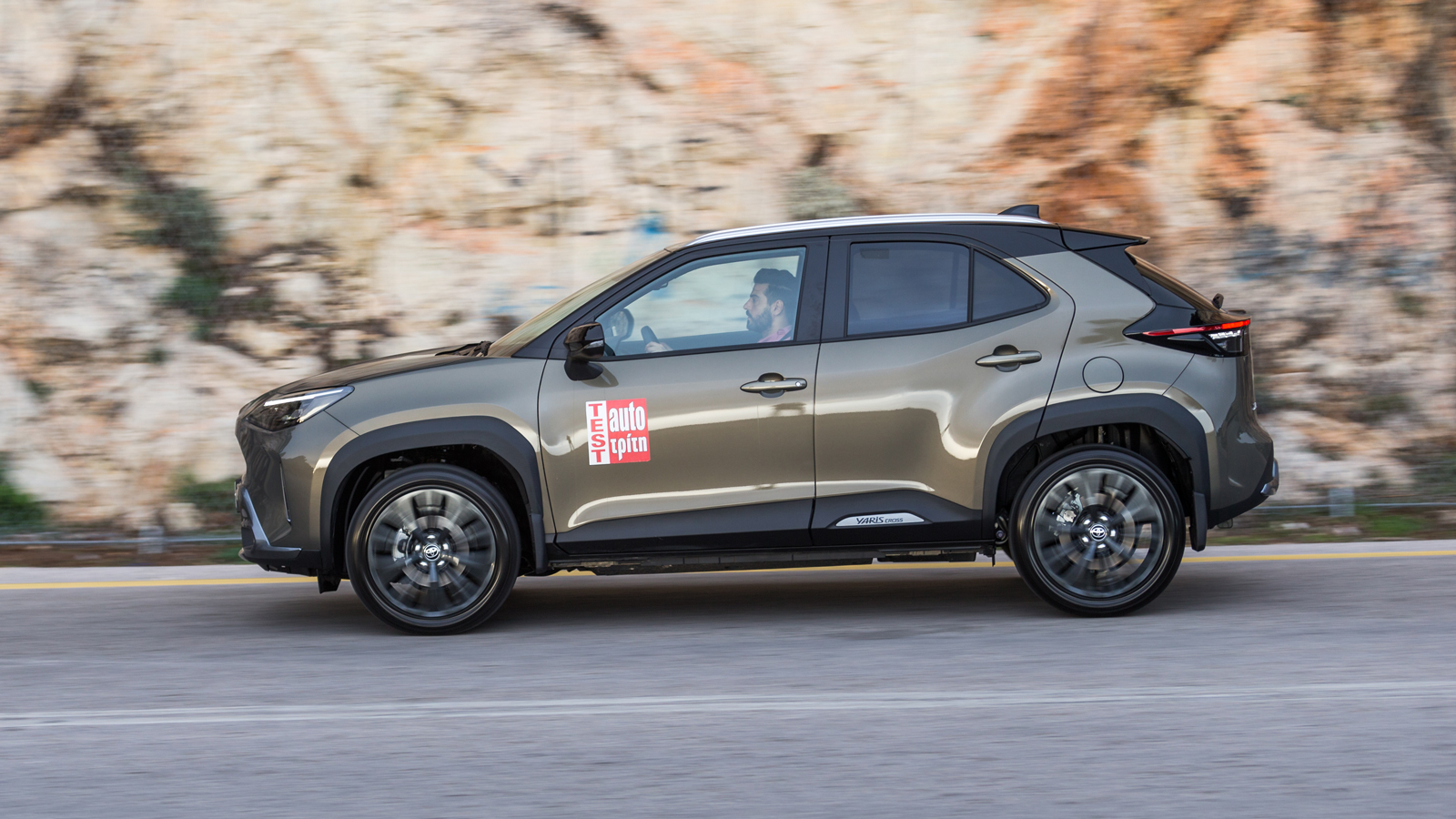 Με ECO πρόγραμμα λειτουργίας και εκμεταλλευόμενος στο έπακρο τη δυνατότητα για ηλεκτροκίνηση, η αστική κατανάλωση του Yaris Cross Hybrid μπορεί να πέσ