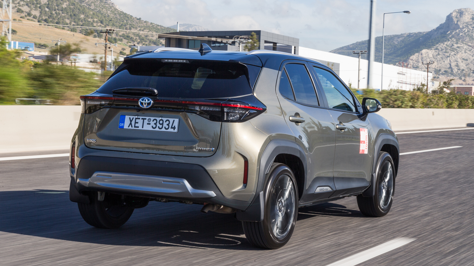 Το πίσω μέρος του Yaris Cross θυμίζει λίγο από RAV4, έχοντας γραμμές που συνάδουν με το SUV χαρακτήρα του.