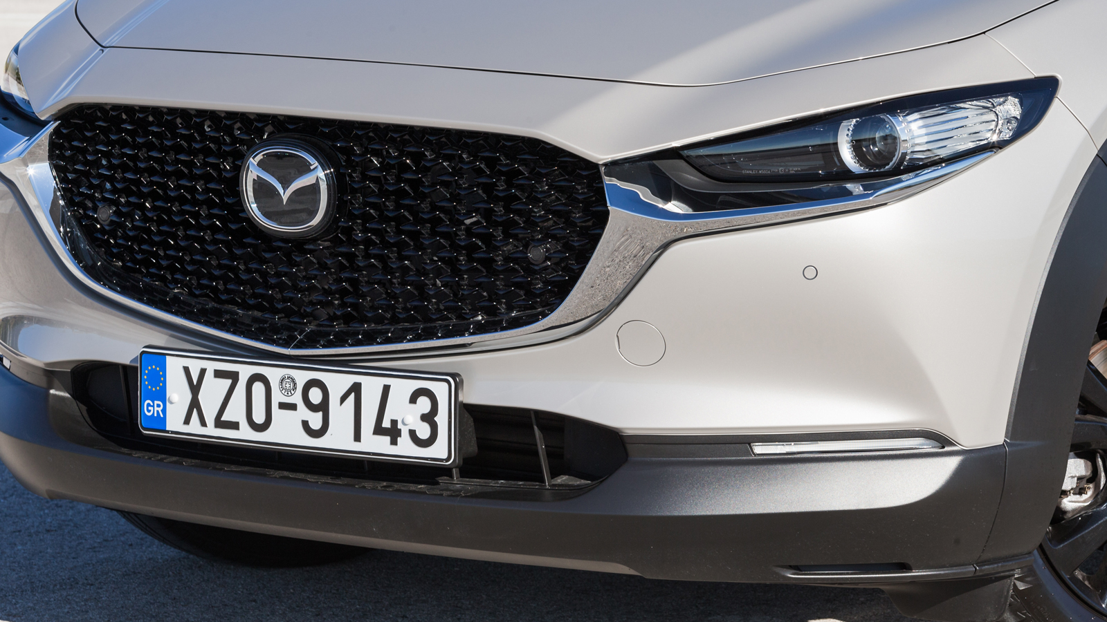 Το Mazda CX-30 σίγουρα είναι ένα από τα πιο όμορφα μοντέλα της κατηγορίας. Όμορφη επιμέρους λεπτομέρεια, είναι η χαρακτηριστική μάσκα και τα LED φανάρ